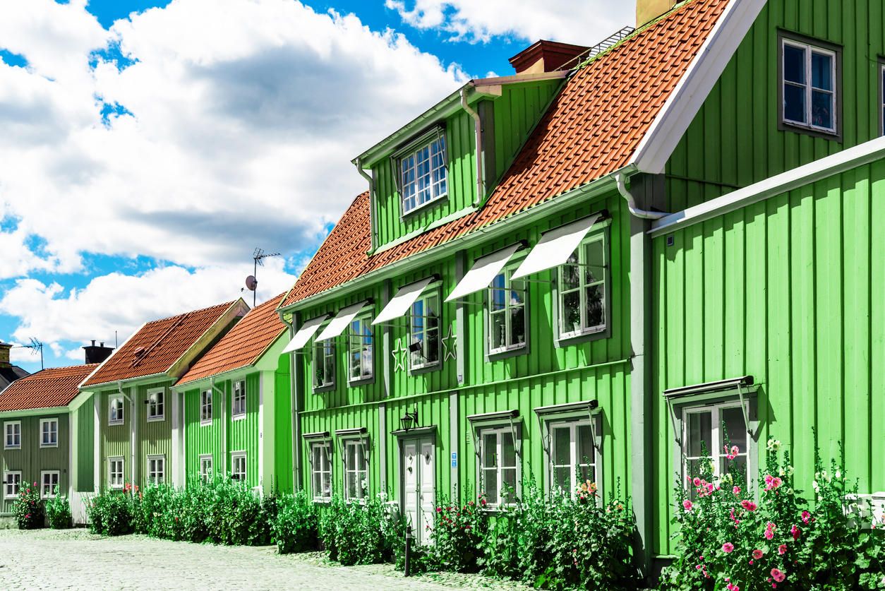 En länga med massa trähus.