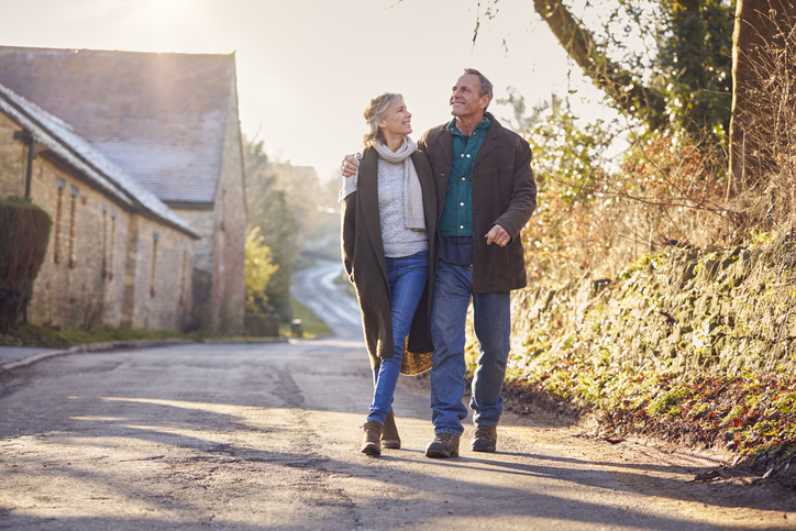Par är ute och går i naturen