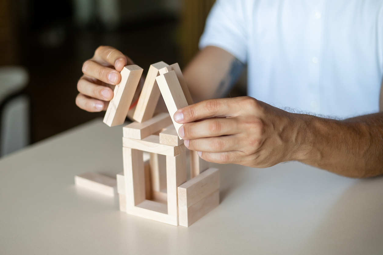 Bygger ett hus av träklossar