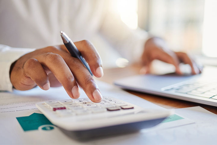 Person räknar ut sin ränteskillnadsersättning