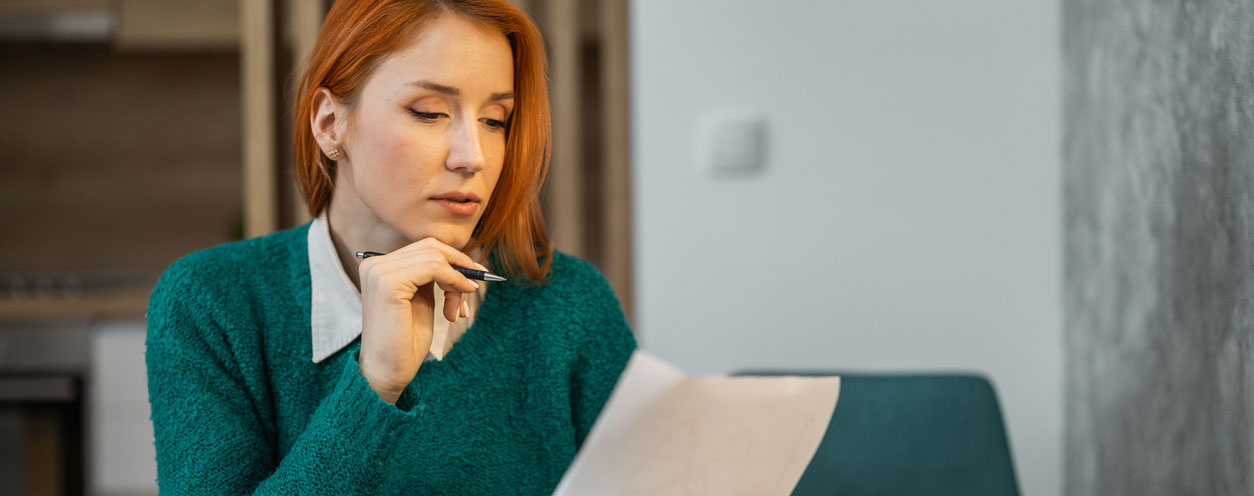 Kvinna sitter och läser om amortering