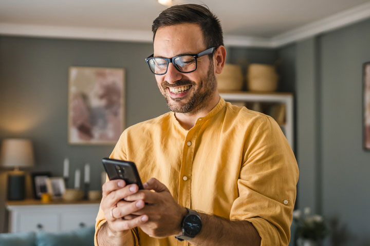 Man ser att han får tillbaka ränteavdrag på sitt bolån och ler
