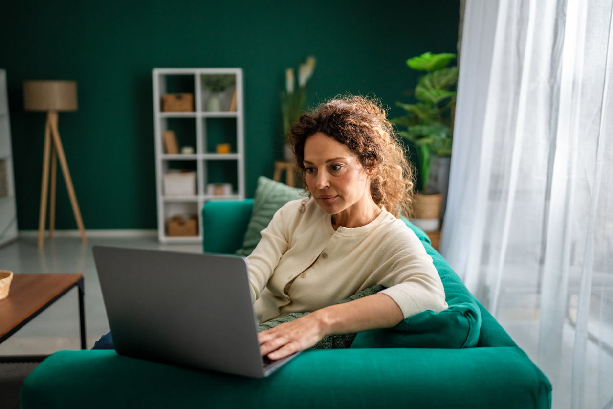 Kvinna sitter vid datorn