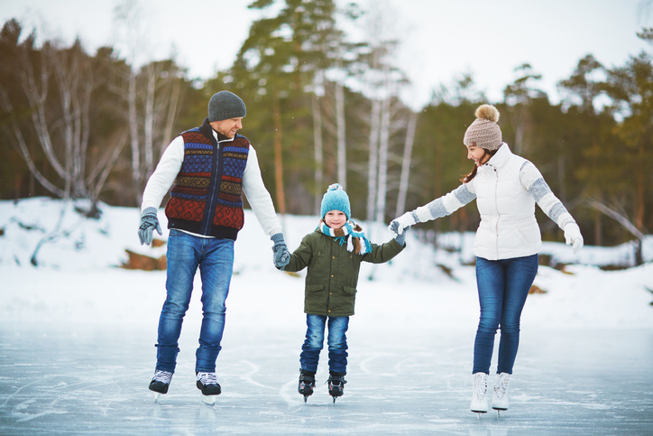 En familj åker skridskor