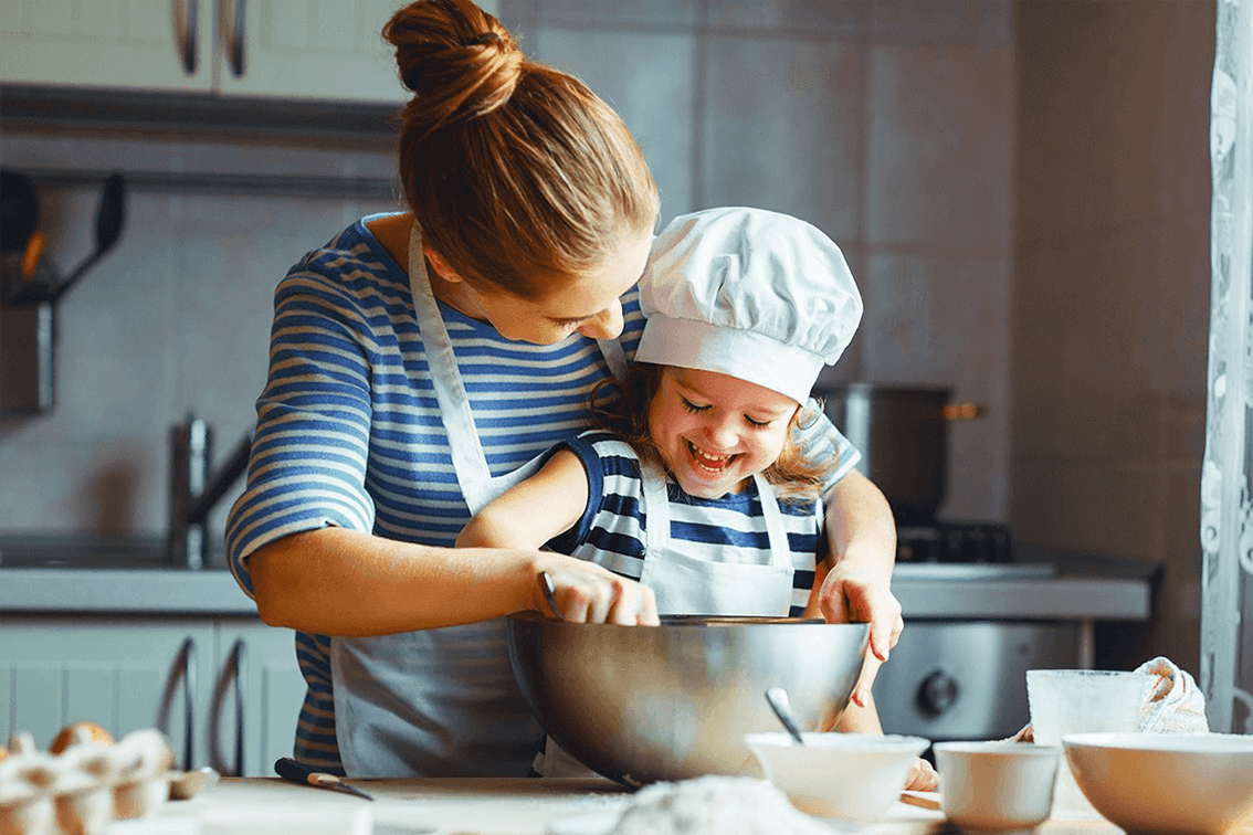 Mamma och dotter bakar