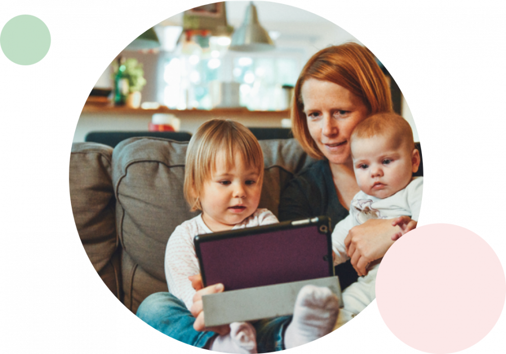 Familj sitter vid Ipad