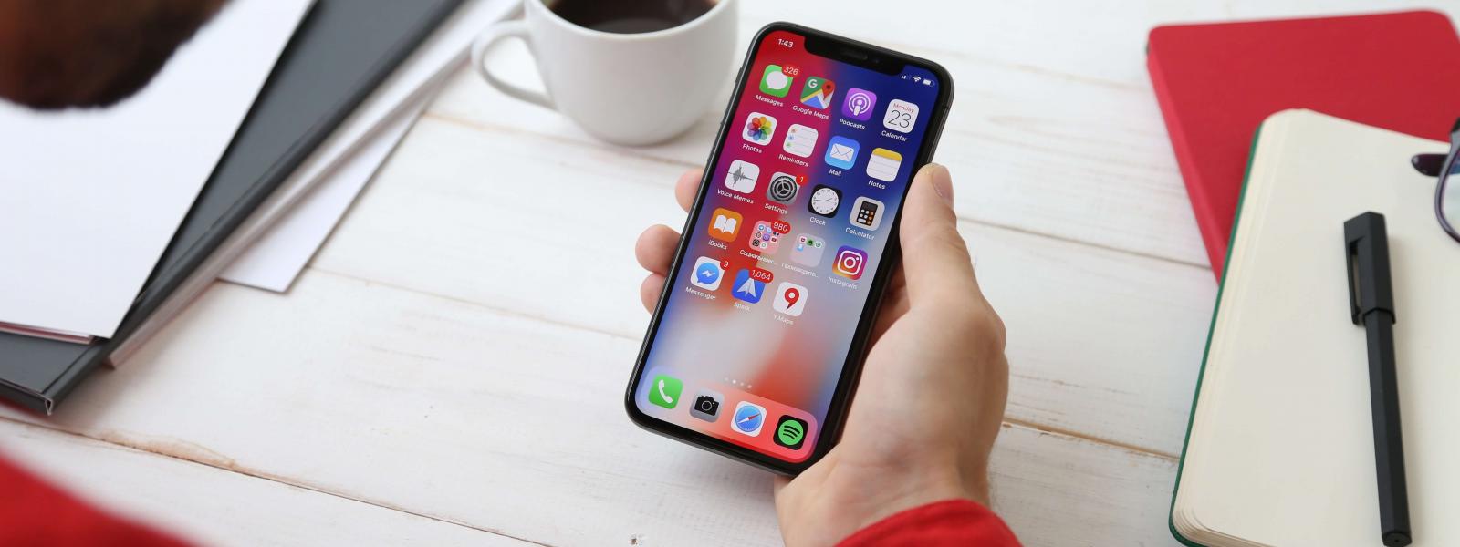 Kille kollar ekonomiappar på sin telefon