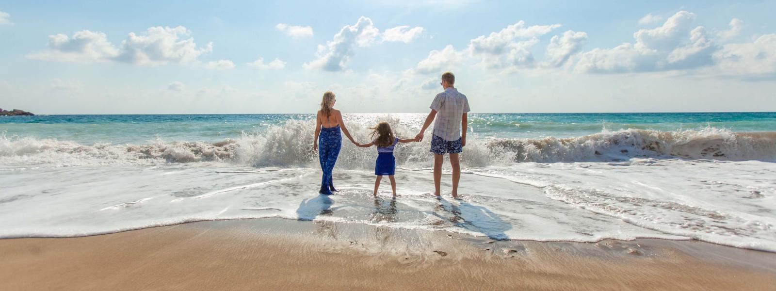 Familj är på stranden