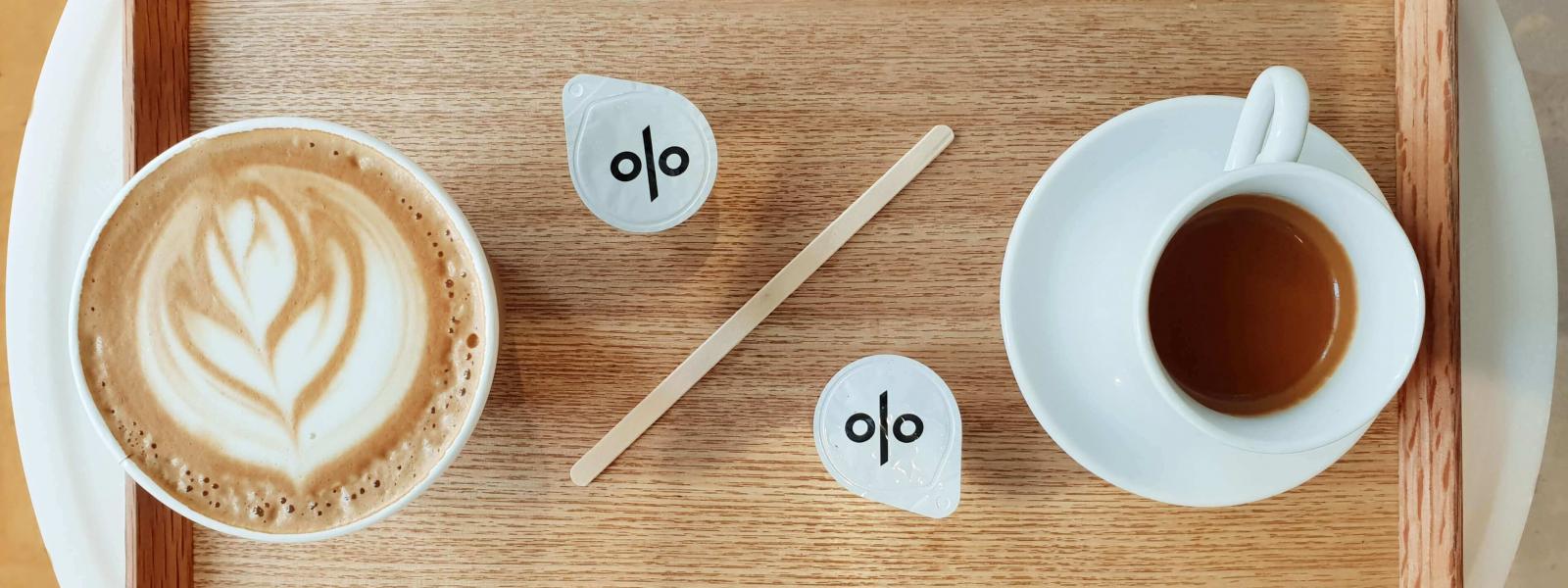 En bricka med två kaffekoppar