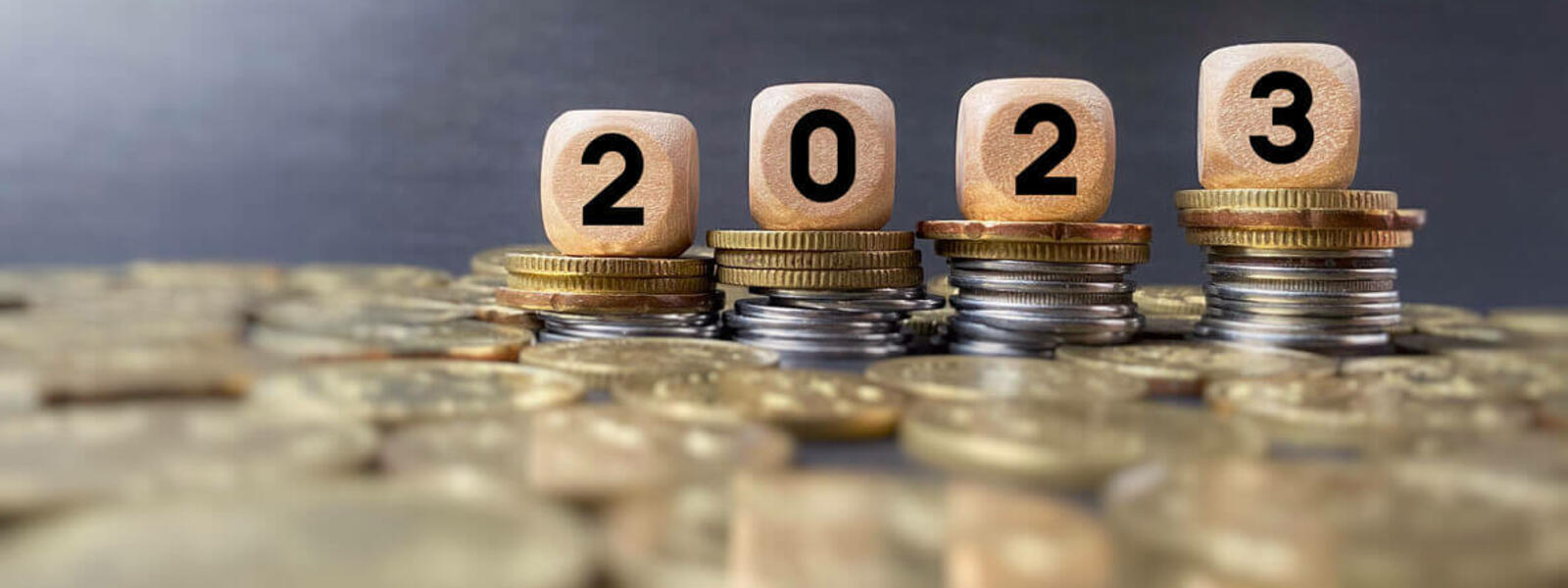 Mynt och tärningar som bildar 2023