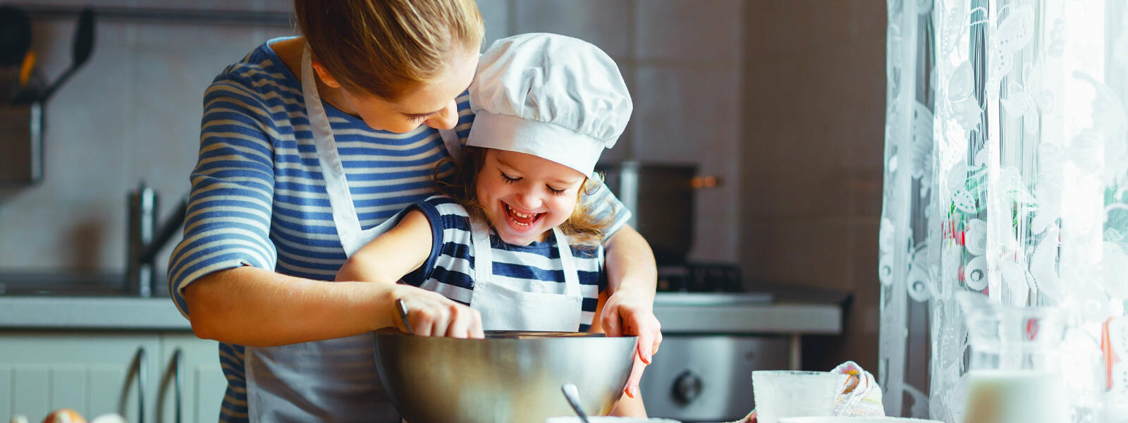 Mamma och dotter bakar