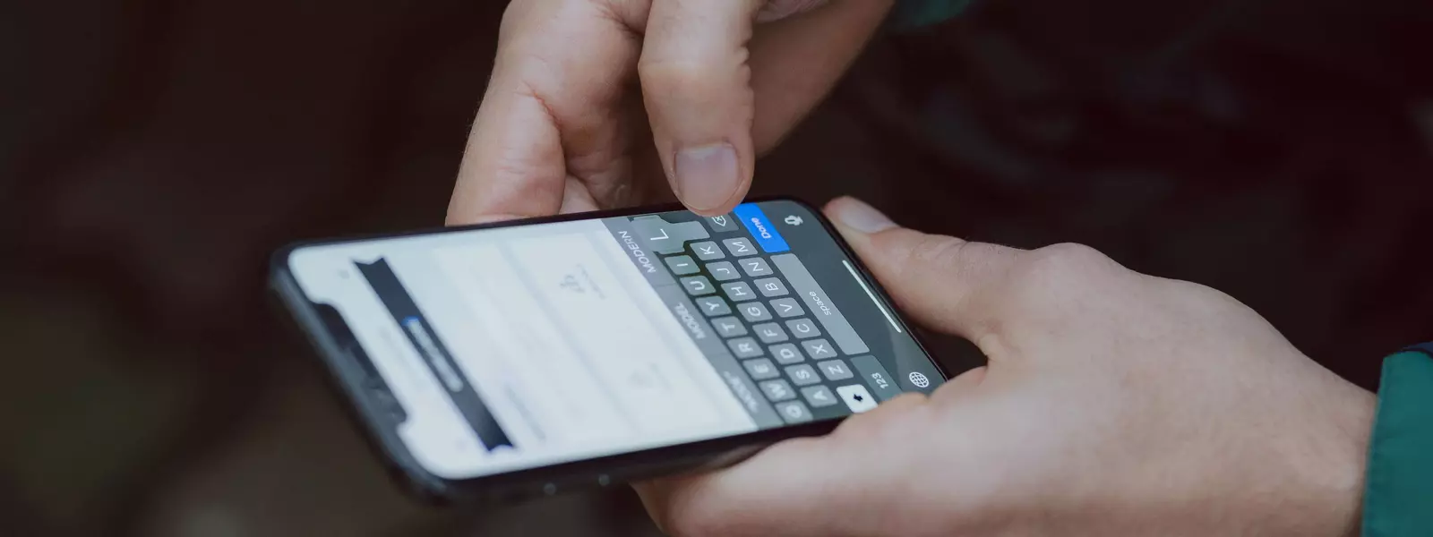 Person skriver sms på telefonen