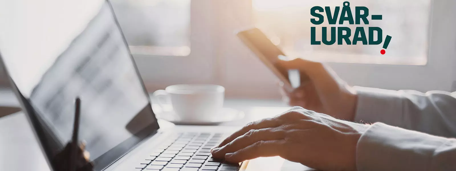 Person sitter och skriver på datorn