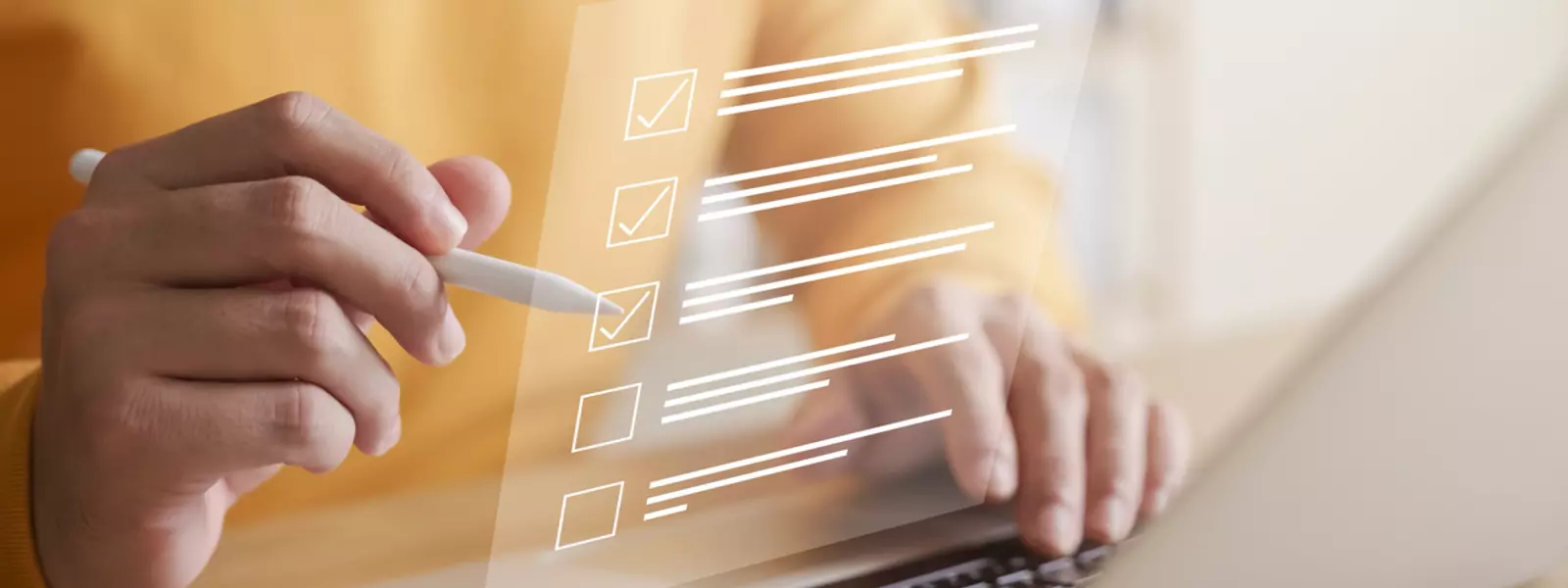 Person svarar på en enkät på datorn