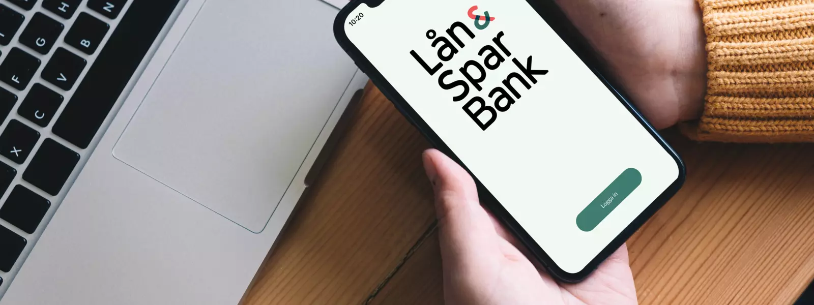 Person är inne i vår nya app på mobilen