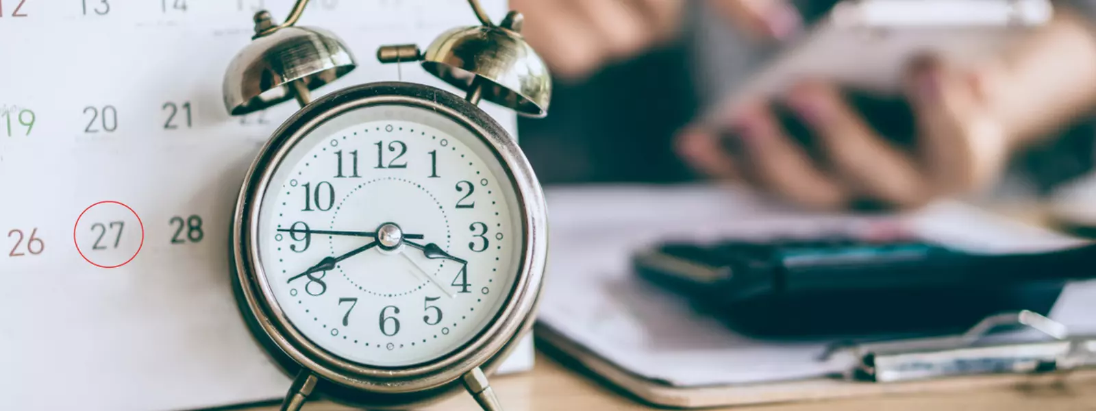 En kalender och en klocka