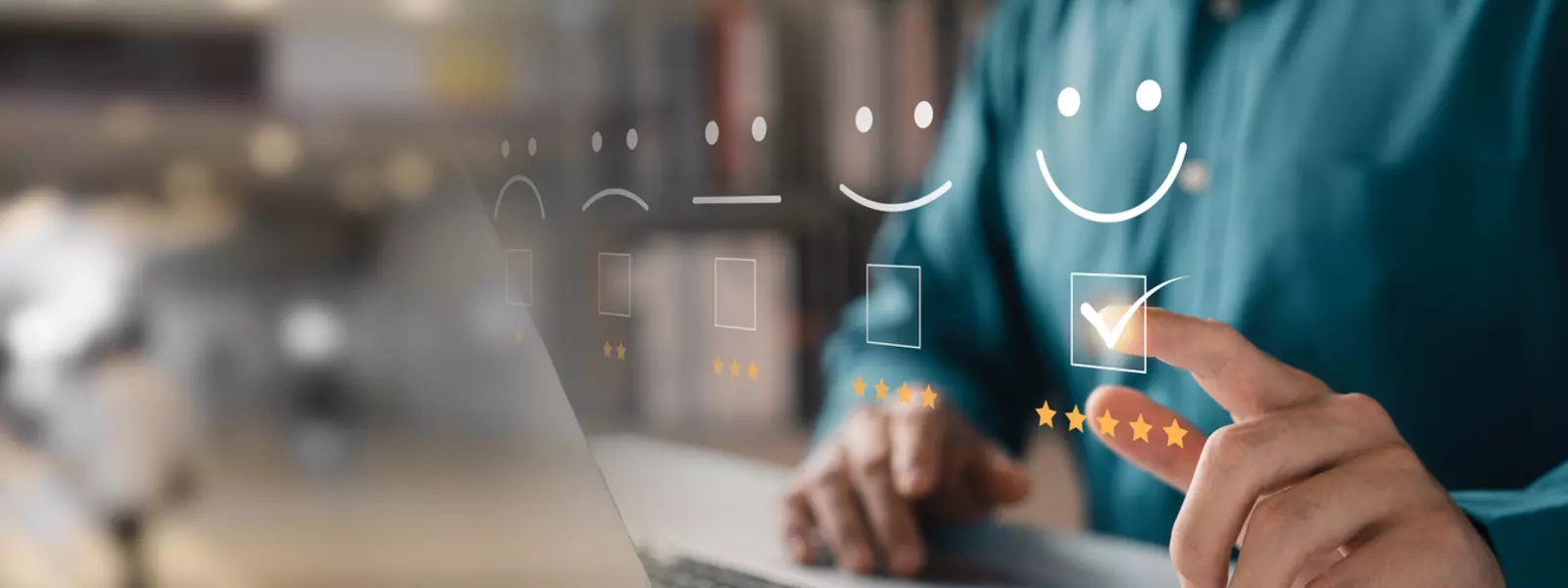 Man sitter vid datorn och ger högt betyg i undersökning