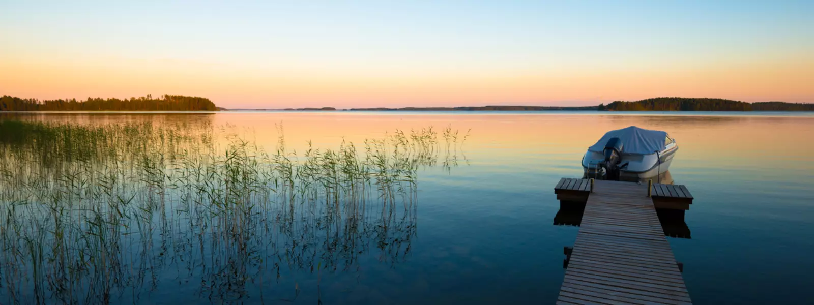 En liten båt vid en brygga