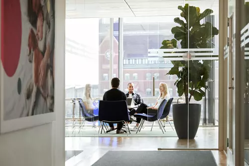 Medarbetare sitter och pratar på Lån & Spar Bank kontor