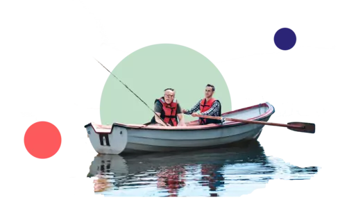 Två män sitter i en liten båt, den ena ror, den andra fiskar