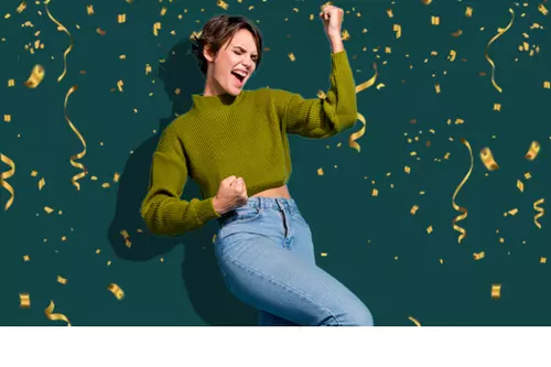 En kvinna knyter näven och firar