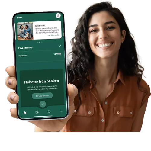 En tjej som håller i en mobiltelefon med vår bankapp