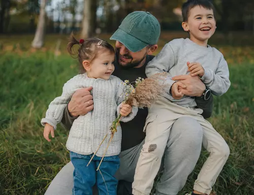 En pappa håller om sina barn