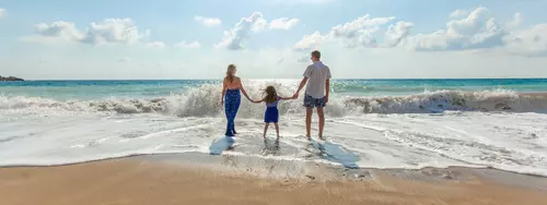 Familj är på stranden