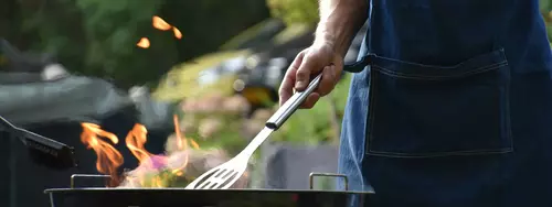 Grillar på en kolgrill