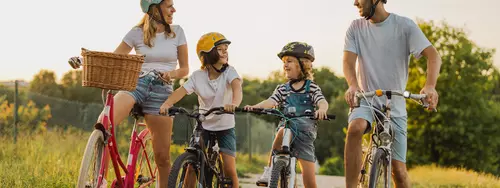 Familj är ute och cyklar på semestern