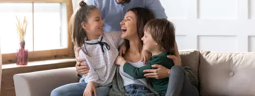 Familj som är samlad i soffan
