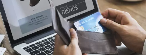 Man betalar sitt onlineköp