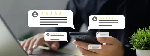 Person genomför en undersökning online