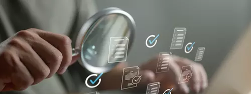 Person studerar resultatet med förstoringsglas