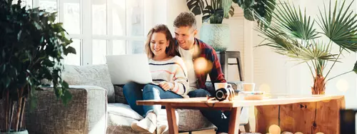 Par sitter i soffan och planerar sin ekonomi