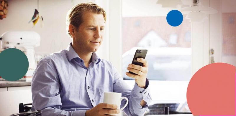 Man kollar om han kan höja sitt lån på mobilen