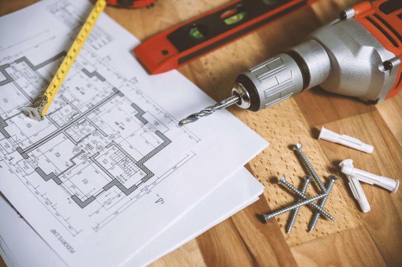 Ritning, linjal, skruvar och borr för renovering