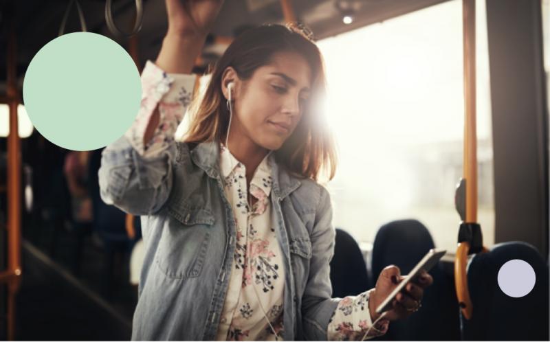 Tjej läser om vår kortförsäkring på bussen