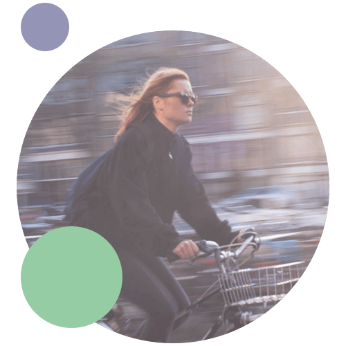 Tjej cyklar snabbt