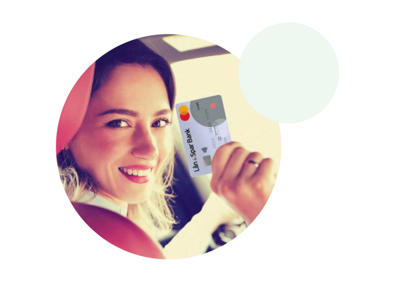 Tjej håller i Lån & Spar Bank Mastercard
