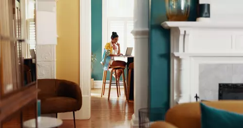 Kvinna räknar ut sin ränteskillnadsersättning 