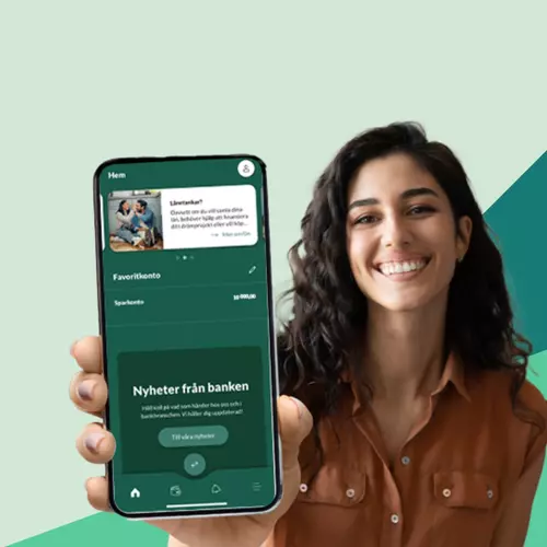 Leende kvinna sträcker fram mobiltelefonen.