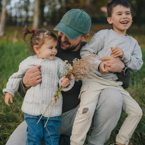 En pappa håller om sina barn