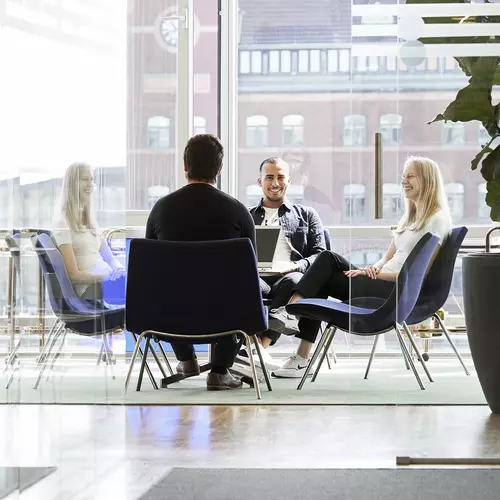 Kollegor sitter i Lån & Spar Banks kontorslandskap