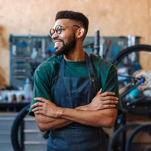 En man står i en cykelverkstad