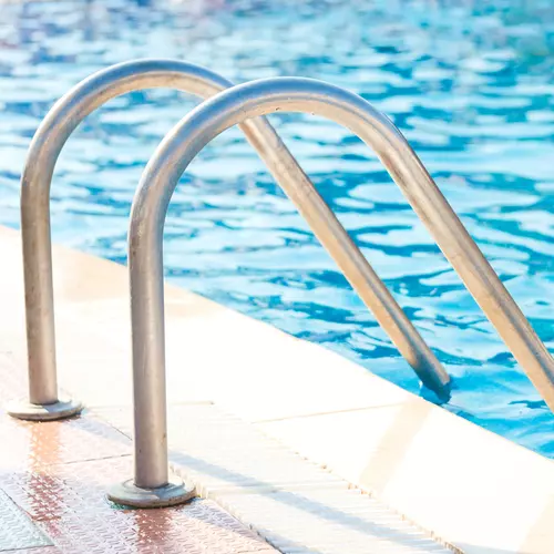 En bild på en badstege