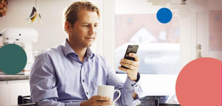 Man kollar om han kan höja sitt lån på mobilen