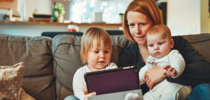 Familj sitter framför Ipad