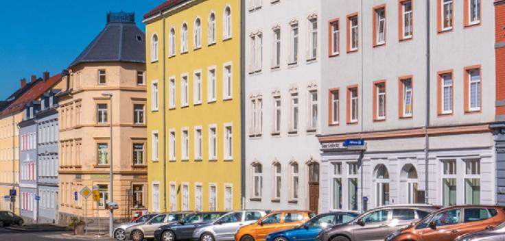 En gata med bostäder och parkerade bilar