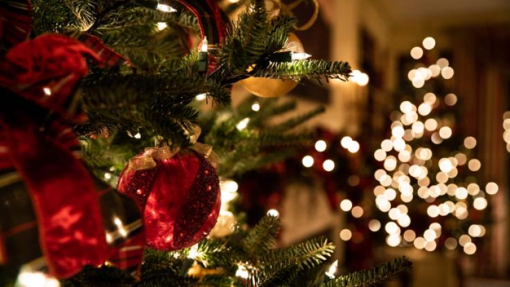 Julgran och julkulor